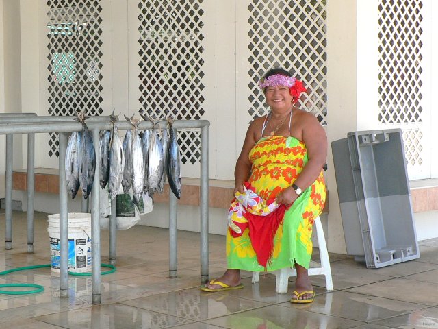 4- Vente de bonites au marche d'Uturoa 